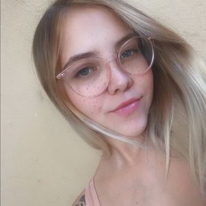 Meet your Posher, Krystelle